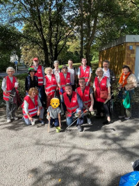Gruppenbild: „16 Engagierte NachbarInnen, GenossInnen und Gäste haben mitgemacht.