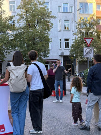 Simon Klügl eröffnet das Straßenfest und begrüßt die Gäste.