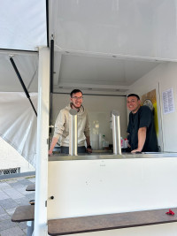 Nico Müllerke (links) und Franz Classe am Bierausschank
