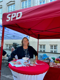 Auch Ruth Waldmann war am Infostand zu Gast und stand unsere Gäste für Gespräche zur Verfügung.
