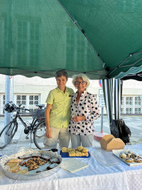 Viele Genoss*innen haben Kuchen gebacken und gegen Spenden angeboten.